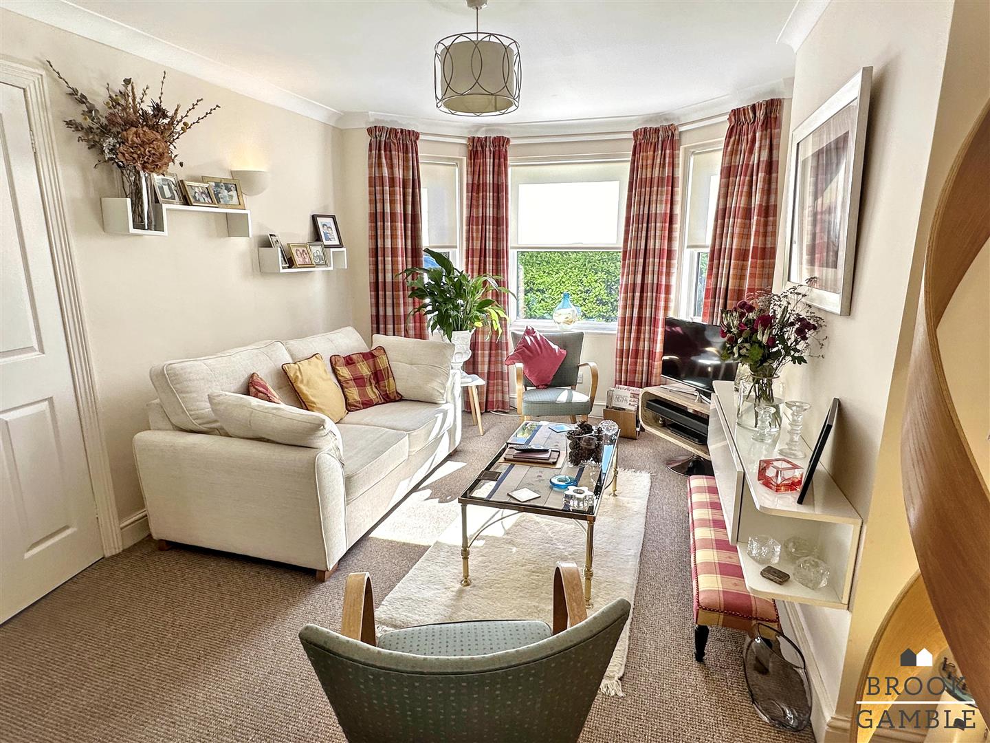 2 Bedroom House. Bourne Street in Eastbourne,  17